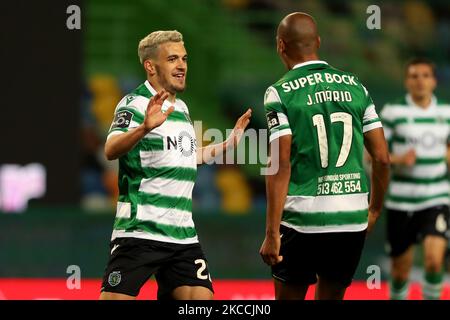 Pedro Goncalves von Sporting CP (L) feiert mit Joao Mario, nachdem er beim Fußballspiel der Portugiesischen Liga zwischen Sporting CP und FC Famalicao am 11. April 2021 im Stadion Jose Alvalade in Lissabon, Portugal, ein Tor erzielt hat. (Foto von Pedro FiÃºza/NurPhoto) Stockfoto