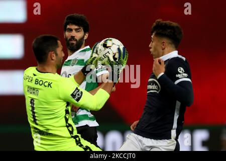 Luis Neto von Sporting CP (C ) sieht sich an, wie Sporting-Torhüter Antonio Adan während des Fußballspiels der Portugiesischen Liga zwischen Sporting CP und FC Famalicao am 11. April 2021 im Jose Alvalade-Stadion in Lissabon, Portugal, auf Sicherheit kommt. (Foto von Pedro FiÃºza/NurPhoto) Stockfoto