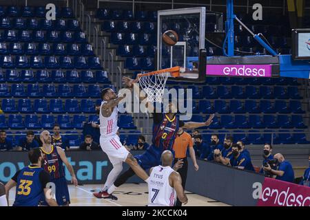 Brandon Davies (0) von Barça und Jeffery Taylor (44) von Real Madrid während des Spiels Barça gegen Real Madrid der ACB Liga am 11. April 2021 in Palau Blaugrana, Barcelona, Spanien. (Foto von Pau de la Calle/NurPhoto) Stockfoto