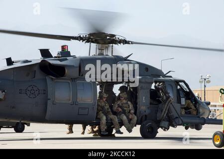 Die Mitglieder des US Air Force Guardian Angel Teams bereiten sich auf eine Trainingsmission vor. Stockfoto