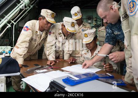 U.S. Navy Officer unterrichtet Segler der Royal Cambodian Navy Navigationstechniken. Stockfoto