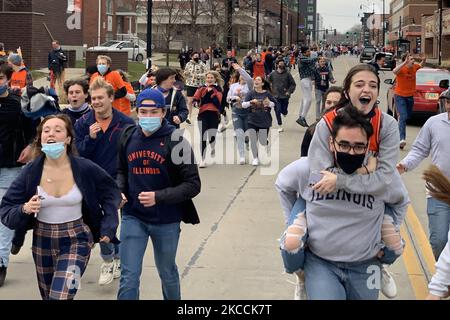 Illinois Fighting Illini-Studenten feiern in Campustown auf der Green Street und an der Alma Mater, nachdem sie die Ohio State Buckeyes beim Big Ten Championship Turnier Finale in Champaign, Illinois, USA, am 14. März 2021 besiegt haben. (Foto von Patrick Gorski/NurPhoto) Stockfoto