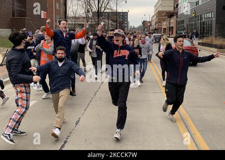 Illinois Fighting Illini-Studenten feiern in Campustown auf der Green Street und an der Alma Mater, nachdem sie die Ohio State Buckeyes beim Big Ten Championship Turnier Finale in Champaign, Illinois, USA, am 14. März 2021 besiegt haben. (Foto von Patrick Gorski/NurPhoto) Stockfoto