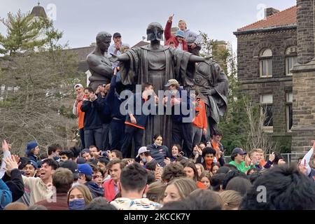 Illinois Fighting Illini-Studenten feiern in Campustown auf der Green Street und an der Alma Mater, nachdem sie die Ohio State Buckeyes beim Big Ten Championship Turnier Finale in Champaign, Illinois, USA, am 14. März 2021 besiegt haben. (Foto von Patrick Gorski/NurPhoto) Stockfoto