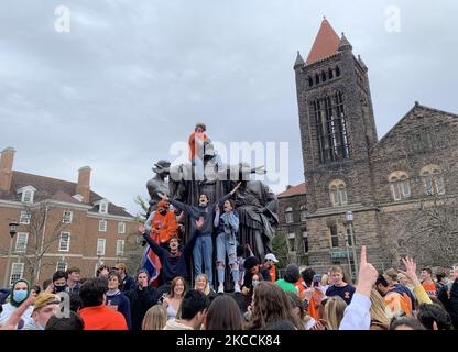 Illinois Fighting Illini-Studenten feiern in Campustown auf der Green Street und an der Alma Mater, nachdem sie die Ohio State Buckeyes beim Big Ten Championship Turnier Finale in Champaign, Illinois, USA, am 14. März 2021 besiegt haben. (Foto von Patrick Gorski/NurPhoto) Stockfoto