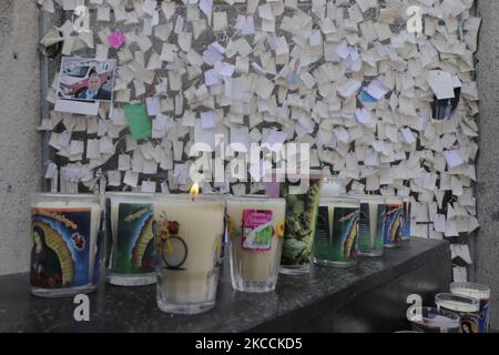 Gedenkstätte für die verstorbenen und kranken Menschen des COVID-19 in Mexiko, am 11. April 2021 auf der Plaza Juan Pablo II in der Basilika Guadalupe in Mexiko-Stadt, Mexiko. Hunderte von Kerzen, Fotos, Blumen und Papieren mit Botschaften wurden während des Gesundheitsnotfalls und der epidemiologischen Ampel in der Hauptstadt in diesem Bereich der Basilika von Guadalupe aufgestellt. (Foto von Gerardo Vieyra/NurPhoto) Stockfoto