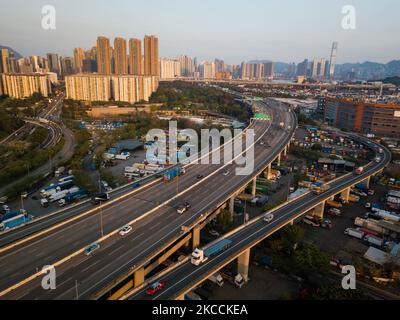 Die Autobahn Tsing Kwai, mit Kowloon im Hintergrund. Am 10. April 2021 in Hongkong, China. (Foto von Marc Fernandes/NurPhoto) Stockfoto
