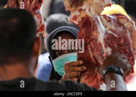 Acehnese wird als überfüllt auf traditionellen Märkten gesehen, um Fleisch zu kaufen, wie eine Tradition des Willkommensmonats des Ramadan, genannt "Meugang", in Lhokseumawe, Aceh, Indonesien am 12. April 2021. Die "Meugang"-Tradition geht seit Hunderten von Jahren in Aceh weiter, wo jede Familie Fleisch kauft und kocht, bevor die heiligen Monate Ramadan, Eid al-Fitr und Eid al-Adha kommen. (Foto von Fachrul Reza/NurPhoto) Stockfoto