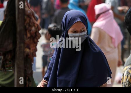 Acehnese wird als überfüllt auf traditionellen Märkten gesehen, um Fleisch zu kaufen, wie eine Tradition des Willkommensmonats des Ramadan, genannt "Meugang", in Lhokseumawe, Aceh, Indonesien am 12. April 2021. Die "Meugang"-Tradition geht seit Hunderten von Jahren in Aceh weiter, wo jede Familie Fleisch kauft und kocht, bevor die heiligen Monate Ramadan, Eid al-Fitr und Eid al-Adha kommen. (Foto von Fachrul Reza/NurPhoto) Stockfoto