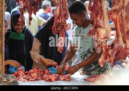 Acehnese wird als überfüllt auf traditionellen Märkten gesehen, um Fleisch zu kaufen, wie eine Tradition des Willkommensmonats des Ramadan, genannt "Meugang", in Lhokseumawe, Aceh, Indonesien am 12. April 2021. Die "Meugang"-Tradition geht seit Hunderten von Jahren in Aceh weiter, wo jede Familie Fleisch kauft und kocht, bevor die heiligen Monate Ramadan, Eid al-Fitr und Eid al-Adha kommen. (Foto von Fachrul Reza/NurPhoto) Stockfoto