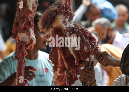 Acehnese wird als überfüllt auf traditionellen Märkten gesehen, um Fleisch zu kaufen, wie eine Tradition des Willkommensmonats des Ramadan, genannt "Meugang", in Lhokseumawe, Aceh, Indonesien am 12. April 2021. Die "Meugang"-Tradition geht seit Hunderten von Jahren in Aceh weiter, wo jede Familie Fleisch kauft und kocht, bevor die heiligen Monate Ramadan, Eid al-Fitr und Eid al-Adha kommen. (Foto von Fachrul Reza/NurPhoto) Stockfoto