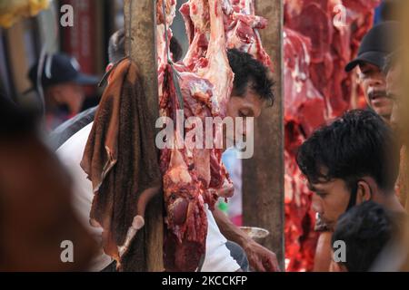 Acehnese wird als überfüllt auf traditionellen Märkten gesehen, um Fleisch zu kaufen, wie eine Tradition des Willkommensmonats des Ramadan, genannt "Meugang", in Lhokseumawe, Aceh, Indonesien am 12. April 2021. Die "Meugang"-Tradition geht seit Hunderten von Jahren in Aceh weiter, wo jede Familie Fleisch kauft und kocht, bevor die heiligen Monate Ramadan, Eid al-Fitr und Eid al-Adha kommen. (Foto von Fachrul Reza/NurPhoto) Stockfoto