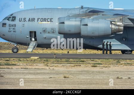 Die US-Luftstreitkräfte der Airlift Squadron 535. überprüfen Übungsszenarien nach der Entladung von Fracht und Personal während einer Entladung von Fracht auf einem C-17 Globemaster III in der Pacific Missile Range Facility Barking Sands, Hawaii, 31. Oktober 2022, während des Joint Pacific Multinist Readiness Center 23-01. Die Fähigkeit des 15.-Flügels, eine schnelle globale Mobilität zu gewährleisten und kampfbereite Kräfte im gesamten Theater zu stärken, ist für die Unterstützung regionaler Allianzen und der bestehenden Sicherheitsarchitektur von entscheidender Bedeutung. (USA Air Force Foto von Tech. Sgt. Anthony Nelson Junior) Stockfoto