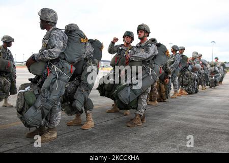 Soldaten der US-Armee besteigen eine C-130 für einen taktischen Massensprung. Stockfoto