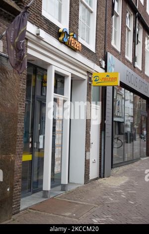 D-Reizen Reisebüro-Shop mit Logo wie gesehen geschlossen in der niederländischen Stadt Middelburg. Laut lokalen und internationalen Medien wurde die D-RT Group, die Mutter des niederländischen Reiseveranstalters D-Reizen, für bankrott erklärt. D-Reizen ist eines der größten Reiseunternehmen des Landes, das seit dem 6. April 2021 für bankrott erklärt wurde. Nach Angaben des Unternehmens führten Sicherheitsmaßnahmen, Quarantäne, Sperren und die Reiseverbote aufgrund der Pandemiekrise des Covid-19-Coronavirus zu geringen Einnahmen und zu keinem Gewinn. Das Unternehmen beschäftigt mehr als 1.150 Mitarbeiter in den 285 Reisebüros und Stockfoto