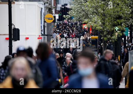 Am 12. April 2021 verpacken Käufer die Oxford Street in London, England. Die Maßnahmen zur Sperrung des Coronavirus wurden heute in ganz England weiter gelockert, wobei die Geschäfte zusammen mit Friseuren und Salons, Fitnessstudios, Spas, Zoos, Themenparks, Bibliotheken und Gemeindezentren. Restaurants und Pubs dürfen jetzt auch geöffnet werden, aber nur für den Außendienst. (Foto von David Cliff/NurPhoto) Stockfoto