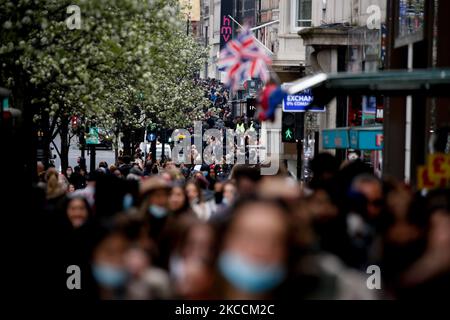 Am 12. April 2021 verpacken Käufer die Oxford Street in London, England. Die Maßnahmen zur Sperrung des Coronavirus wurden heute in ganz England weiter gelockert, wobei die Geschäfte zusammen mit Friseuren und Salons, Fitnessstudios, Spas, Zoos, Themenparks, Bibliotheken und Gemeindezentren. Restaurants und Pubs dürfen jetzt auch geöffnet werden, aber nur für den Außendienst. (Foto von David Cliff/NurPhoto) Stockfoto