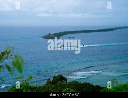 OROTE POINT, Guam (Okt 5, 2022) das Schnellangriffs-U-Boot USS Springfield (SSN 761) der Los Angeles-Klasse startet am 5. Oktober in ApRA Harbor, Guam. Springfield ist eines von fünf U-Booten, die Commander, Submarine Squadron (SUBRON) 15, zugewiesen wurden. SUBRON 15 ist verantwortlich für die Bereitstellung von Training, Material und Personal Readiness Support für fünf vorbereitende Los Angeles-Klasse Schnellangriff-U-Boote und befindet sich am Polaris Point, Naval Base Guam. (USA Navy Foto von LT. Eric Uhden) Stockfoto