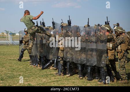 US-Marineinfanteristen bilden eine Anti-Aufruhr-Formation. Stockfoto