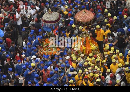 Nepalesische Anhänger schmücken den Wagen während des Pahachare Chariot Festivals in Aso, Kathmandu, Nepal am Montag, den 12. April 2021. Pahachare ist das dreitägige Festival, bei dem Pahachare bedeutet, Gäste in Newari-Sprache einzuladen. Während des Festivals feierten eifrige Anhänger drei Streitwagen der Göttin Kankeshwori, Bhadrakali und Mahankal und ein Fest beginnt in Ason, wo Chariot gegeneinander neben dem Annapurna-Tempel bewegt werden. Es gilt als Symbol der Begegnung mit Schwestern. (Foto von Narayan Maharjan/NurPhoto) Stockfoto