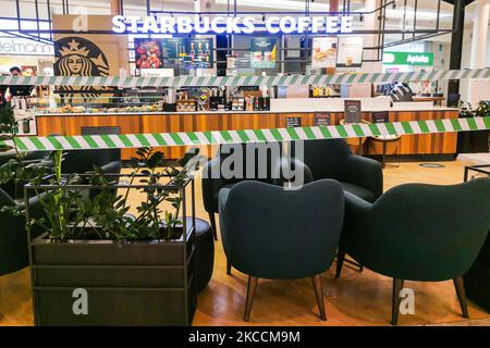 Der Starbucks Coffee Shop im Bonarka Einkaufszentrum ist während der Coronavirus-Pandemie am 9. Februar 2021 in Krakau, Polen, geschlossen. (Foto von Beata Zawrzel/NurPhoto) Stockfoto