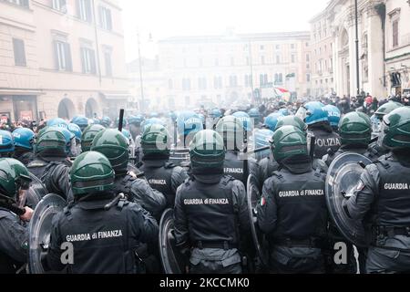 Polizeibeamte stehen Wache, während Kleinunternehmer einen Protest gegen die Regierung Mario Draghi ausrollen, die die Geschäfte am 12. April 2021 auf dem San Silvestro Platz in der Nähe von Chigi in Rom, Italien, zur Wiedereröffnung auffordert. (Foto von Sirio Tessitore/NurPhoto) Stockfoto