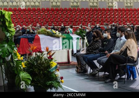 Auf dem Bild ein Moment der Beerdigung von Michele Pasinato in der Kioene Arena in Padua. Rechts vom Sarg die Familie von Pasinato mit seiner Frau Silvia und ihren Kindern Giorgio und Edoardo. Die Beerdigung des Volleyballspielers der italienischen Nationalmannschaft, Michele Pasinato, der im Alter von 52 Jahren von einem Tumor getroffen wurde, fand heute in Padua in der Kioene Arena statt. Seine Teamkollegen Martinelli, Zorzi, Lucchetta und Velasco sind anwesend. Die Stadt Padua, in der er das Jugendvolleyballteam trainierte, hat sich um sein Gedächtnis gestrafft. Am 12. April 2021 in Padua, Italien. (Foto von Roberto Silvino/N Stockfoto