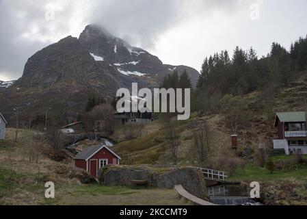 Nusfjord ist ein winziges und malerisches, aber sehr touristisches Fischerdorf auf dem Lofoten-Archipel in Nordland in Norwegen. Stockfoto