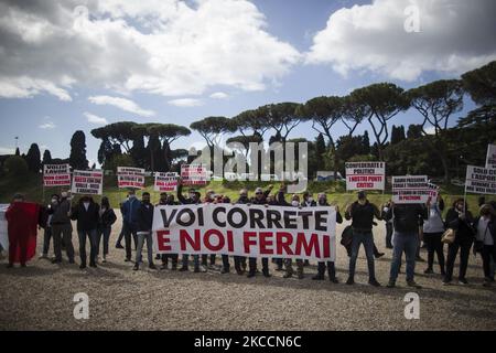 Demonstranten halten Transparente während einer Demonstration von Restaurantbesitzern und Arbeitern, Unternehmern und Kleinunternehmern am 13. April 2021 im Circo Massimo in Rom, Italien. Hunderte von Demonstranten versammelten sich im Circo Massimo und forderten die Wiederaufnahme von Aktivitäten, die aufgrund der Covid-19-Beschränkungen zum Stillstand gebracht werden mussten. (Foto von Christian Minelli/NurPhoto) Stockfoto