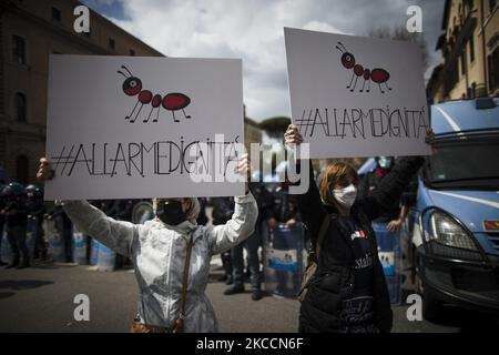 Demonstranten halten Transparente während einer Demonstration von Restaurantbesitzern und Arbeitern, Unternehmern und Kleinunternehmern am 13. April 2021 im Circo Massimo in Rom, Italien. Hunderte von Demonstranten versammelten sich im Circo Massimo und forderten die Wiederaufnahme von Aktivitäten, die aufgrund der Covid-19-Beschränkungen zum Stillstand gebracht werden mussten. (Foto von Christian Minelli/NurPhoto) Stockfoto