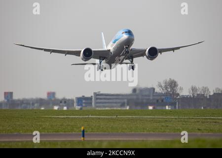 TUI fly Netherlands Airlines Boeing 787 Dreamliner-Flugzeuge vom internationalen Flughafen Amsterdam Schiphol AMS EHAM aus. Die moderne und fortschrittliche Boeing 787-8 verfügt über 2x GE-Triebwerke und PH-TFL-Zulassung. TUI fly the Netherlands ist eine niederländische Charterfluggesellschaft, die zur TUI Group gehört, dem größten Freizeit-, Reise- und Tourismusunternehmen der Welt. Die Zahl der Passagiere in der Weltluftfahrt sank aufgrund der Reisebeschränkungen, Sicherheitsmaßnahmen wie Sperren, Quarantäne usw. während der Ära der Coronavirus-Pandemie Covid-19, die die AVI schwer getroffen hatte Stockfoto