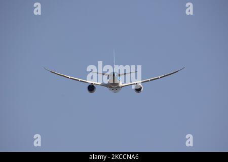 TUI fly Netherlands Airlines Boeing 787 Dreamliner-Flugzeuge vom internationalen Flughafen Amsterdam Schiphol AMS EHAM aus. Die moderne und fortschrittliche Boeing 787-8 verfügt über 2x GE-Triebwerke und PH-TFL-Zulassung. TUI fly the Netherlands ist eine niederländische Charterfluggesellschaft, die zur TUI Group gehört, dem größten Freizeit-, Reise- und Tourismusunternehmen der Welt. Die Zahl der Passagiere in der Weltluftfahrt sank aufgrund der Reisebeschränkungen, Sicherheitsmaßnahmen wie Sperren, Quarantäne usw. während der Ära der Coronavirus-Pandemie Covid-19, die die AVI schwer getroffen hatte Stockfoto