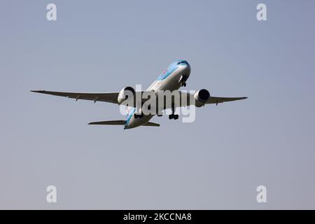 TUI fly Netherlands Airlines Boeing 787 Dreamliner-Flugzeuge vom internationalen Flughafen Amsterdam Schiphol AMS EHAM aus. Die moderne und fortschrittliche Boeing 787-8 verfügt über 2x GE-Triebwerke und PH-TFL-Zulassung. TUI fly the Netherlands ist eine niederländische Charterfluggesellschaft, die zur TUI Group gehört, dem größten Freizeit-, Reise- und Tourismusunternehmen der Welt. Die Zahl der Passagiere in der Weltluftfahrt sank aufgrund der Reisebeschränkungen, Sicherheitsmaßnahmen wie Sperren, Quarantäne usw. während der Ära der Coronavirus-Pandemie Covid-19, die die AVI schwer getroffen hatte Stockfoto