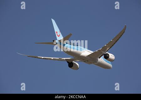 TUI fly Netherlands Airlines Boeing 787 Dreamliner-Flugzeuge vom internationalen Flughafen Amsterdam Schiphol AMS EHAM aus. Die moderne und fortschrittliche Boeing 787-8 verfügt über 2x GE-Triebwerke und PH-TFL-Zulassung. TUI fly the Netherlands ist eine niederländische Charterfluggesellschaft, die zur TUI Group gehört, dem größten Freizeit-, Reise- und Tourismusunternehmen der Welt. Die Zahl der Passagiere in der Weltluftfahrt sank aufgrund der Reisebeschränkungen, Sicherheitsmaßnahmen wie Sperren, Quarantäne usw. während der Ära der Coronavirus-Pandemie Covid-19, die die AVI schwer getroffen hatte Stockfoto