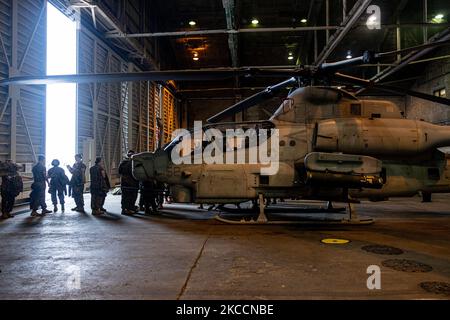 Mitglieder des Marine Corps Junior Reserve Officer Training Corps der Kubasaki High School beobachten eine Bell AH-1Z Viper während einer Tour auf der Marine Corps Air Station Futenma Futenma, Okinawa, Japan, 2. November 2022. Während der Tour durch das MCAS Futenma beobachteten und lernten die Schüler Flugzeuge, Ausrüstung, den militärischen Lebensstil und die Fähigkeiten der Flugstation kennen. (USA Marine Corps Foto von CPL. Alex Fairchild) Stockfoto