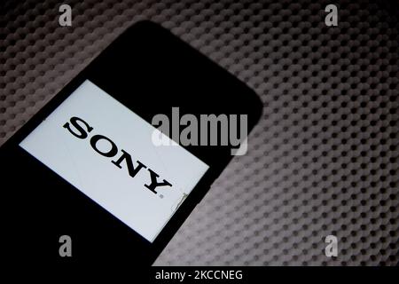 In dieser Abbildung wird das Sony-Logo am 13. April 2021 auf einem Smartphone-Bildschirm in Athen, Griechenland, angezeigt (Foto-Illustration von Nikolas Kokovlis/NurPhoto) Stockfoto
