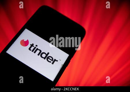 In dieser Fototafel wird das Tinder-Logo am 13. April 2021 in Athen, Griechenland, auf einem Smartphone-Bildschirm angezeigt (Fototafel von Nikolas Kokovlis/NurPhoto) Stockfoto