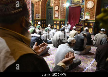 Kashmiri Menschen bieten Tarawih Gebete während der Beobachtung Covid-19 SOP's in einem Schrein in Srinagar, indischen Kaschmir am 13. April 2021 verwaltet. Tarawih ist ein zusätzliches Gebet, das von Muslimen auf der ganzen Welt in der Nacht nach Isha (Nachtgebete) im Heiligen Monat Ramadhan durchgeführt wird. (Foto von Muzamil Mattoo/NurPhoto) Stockfoto