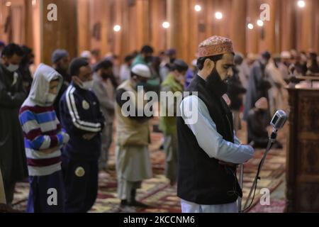 Kashmiri Menschen bieten Tarawih Gebete in Kaschmirs große Moschee Jamia Masjid in der alten Stadt Srinagar, indischen Kaschmir am 13. April 2021 verwaltet. Tarawih ist ein zusätzliches Gebet, das von Muslimen auf der ganzen Welt in der Nacht nach Isha (Nachtgebete) im Heiligen Monat Ramadhan durchgeführt wird. (Foto von Muzamil Mattoo/NurPhoto) Stockfoto