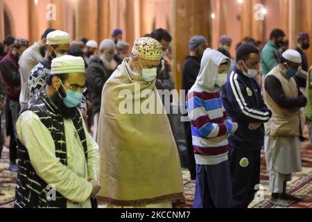 Kashmiri Menschen bieten Tarawih Gebete in Kaschmirs große Moschee Jamia Masjid in der alten Stadt Srinagar, indischen Kaschmir am 13. April 2021 verwaltet. Tarawih ist ein zusätzliches Gebet, das von Muslimen auf der ganzen Welt in der Nacht nach Isha (Nachtgebete) im Heiligen Monat Ramadhan durchgeführt wird. (Foto von Muzamil Mattoo/NurPhoto) Stockfoto