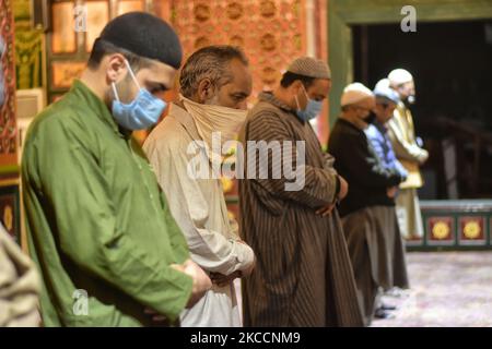 Kashmiri Menschen bieten Tarawih Gebete während der Beobachtung Covid-19 SOP's in einem Schrein in Srinagar, indischen Kaschmir am 13. April 2021 verwaltet. Tarawih ist ein zusätzliches Gebet, das von Muslimen auf der ganzen Welt in der Nacht nach Isha (Nachtgebete) im Heiligen Monat Ramadhan durchgeführt wird. (Foto von Muzamil Mattoo/NurPhoto) Stockfoto