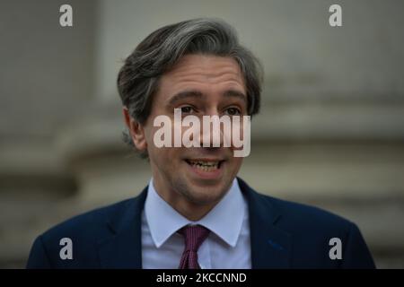 Simon Harris, Minister für Weiter- und Hochschulbildung, Forschung, Innovation und Wissenschaft, spricht bei seiner Ankunft in Regierungsgebäuden in Dublin mit den Medien. Am Dienstag, den 13. April 2021, in Dublin, Irland. (Foto von Artur Widak/NurPhoto) Stockfoto