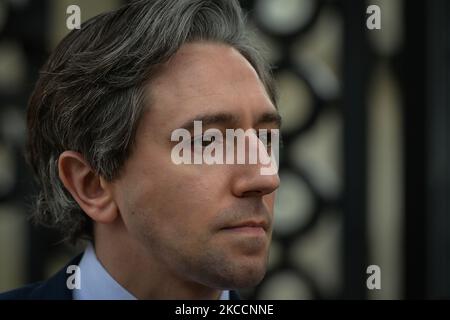 Simon Harris, Minister für Weiter- und Hochschulbildung, Forschung, Innovation und Wissenschaft, spricht bei seiner Ankunft in Regierungsgebäuden in Dublin mit den Medien. Am Dienstag, den 13. April 2021, in Dublin, Irland. (Foto von Artur Widak/NurPhoto) Stockfoto