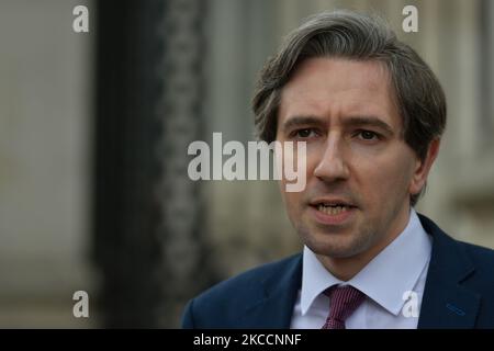 Simon Harris, Minister für Weiter- und Hochschulbildung, Forschung, Innovation und Wissenschaft, spricht bei seiner Ankunft in Regierungsgebäuden in Dublin mit den Medien. Am Dienstag, den 13. April 2021, in Dublin, Irland. (Foto von Artur Widak/NurPhoto) Stockfoto