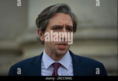 Simon Harris, Minister für Weiter- und Hochschulbildung, Forschung, Innovation und Wissenschaft, spricht bei seiner Ankunft in Regierungsgebäuden in Dublin mit den Medien. Am Dienstag, den 13. April 2021, in Dublin, Irland. (Foto von Artur Widak/NurPhoto) Stockfoto
