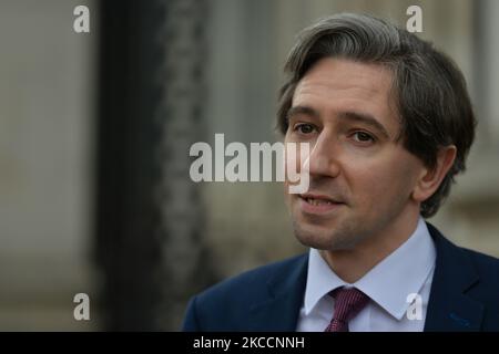 Simon Harris, Minister für Weiter- und Hochschulbildung, Forschung, Innovation und Wissenschaft, spricht bei seiner Ankunft in Regierungsgebäuden in Dublin mit den Medien. Am Dienstag, den 13. April 2021, in Dublin, Irland. (Foto von Artur Widak/NurPhoto) Stockfoto