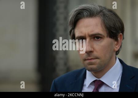 Simon Harris, Minister für Weiter- und Hochschulbildung, Forschung, Innovation und Wissenschaft, spricht bei seiner Ankunft in Regierungsgebäuden in Dublin mit den Medien. Am Dienstag, den 13. April 2021, in Dublin, Irland. (Foto von Artur Widak/NurPhoto) Stockfoto