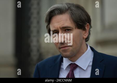 Simon Harris, Minister für Weiter- und Hochschulbildung, Forschung, Innovation und Wissenschaft, spricht bei seiner Ankunft in Regierungsgebäuden in Dublin mit den Medien. Am Dienstag, den 13. April 2021, in Dublin, Irland. (Foto von Artur Widak/NurPhoto) Stockfoto