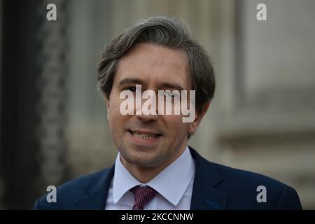 Simon Harris, Minister für Weiter- und Hochschulbildung, Forschung, Innovation und Wissenschaft, spricht bei seiner Ankunft in Regierungsgebäuden in Dublin mit den Medien. Am Dienstag, den 13. April 2021, in Dublin, Irland. (Foto von Artur Widak/NurPhoto) Stockfoto