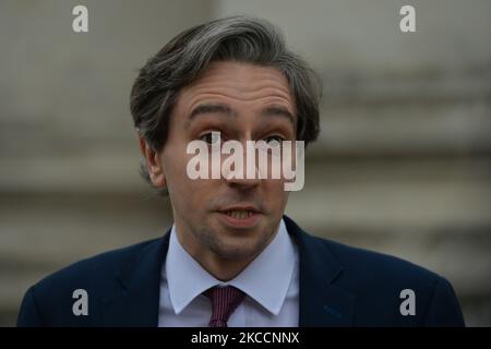 Simon Harris, Minister für Weiter- und Hochschulbildung, Forschung, Innovation und Wissenschaft, spricht bei seiner Ankunft in Regierungsgebäuden in Dublin mit den Medien. Am Dienstag, den 13. April 2021, in Dublin, Irland. (Foto von Artur Widak/NurPhoto) Stockfoto